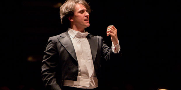 Maestro-Daniel-Stesart-Conducting-the-Santa-Cruz-Symphony-(photo-by-Joe-Ravetz)EFM